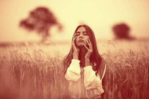 Jovem mulher no campo de trigo — Fotografia de Stock