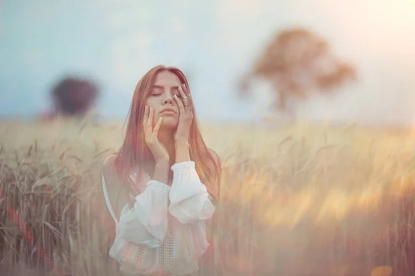 Молода жінка в пшеничному полі — стокове фото