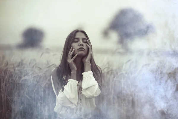 Mujer joven en el campo de trigo — Foto de Stock