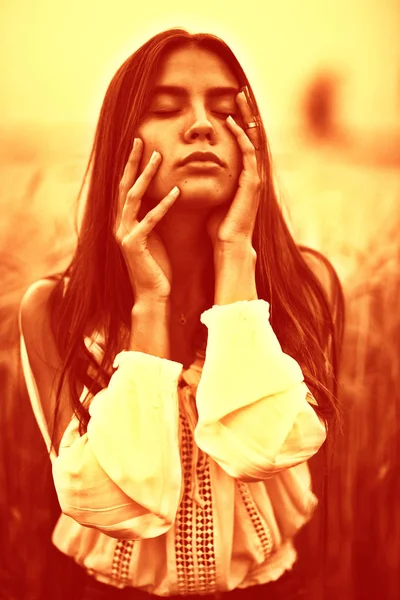 Jeune femme dans le champ de blé — Photo