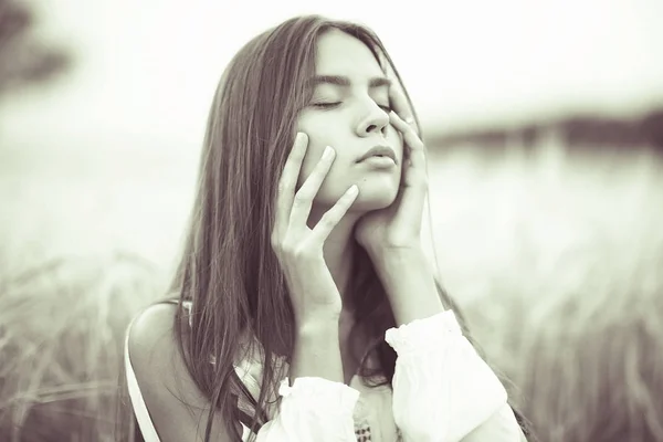 Jeune femme dans le champ de blé — Photo