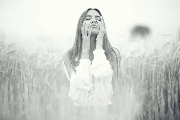 Mladá žena v pšenice pole — Stock fotografie