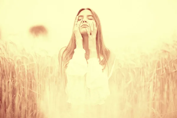 Mujer joven en el campo de trigo — Foto de Stock