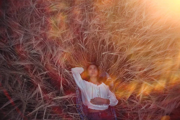 Mujer joven en el campo de trigo —  Fotos de Stock