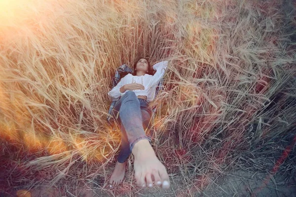 Giovane donna in campo di grano — Foto Stock