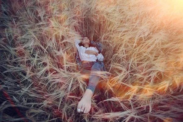 Jeune femme dans le champ de blé — Photo