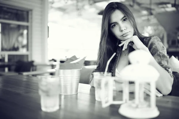 Femeie tânără în cafenea — Fotografie, imagine de stoc