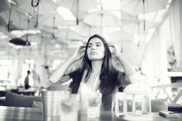 Młoda kobieta w kawiarni — Zdjęcie stockowe