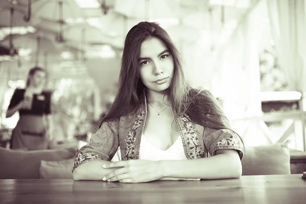 Mujer joven en la cafetería — Foto de Stock