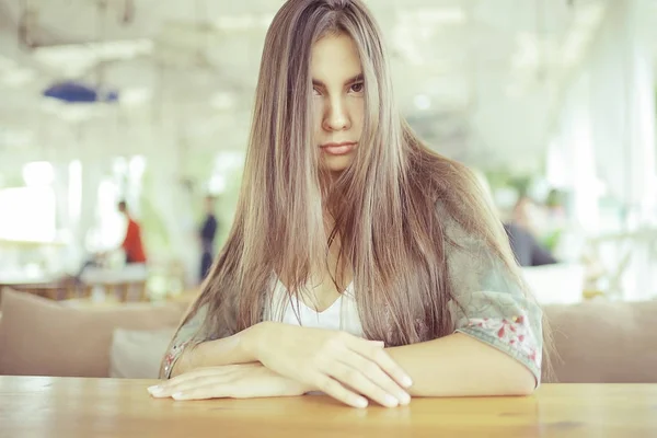 Jeune femme au café — Photo