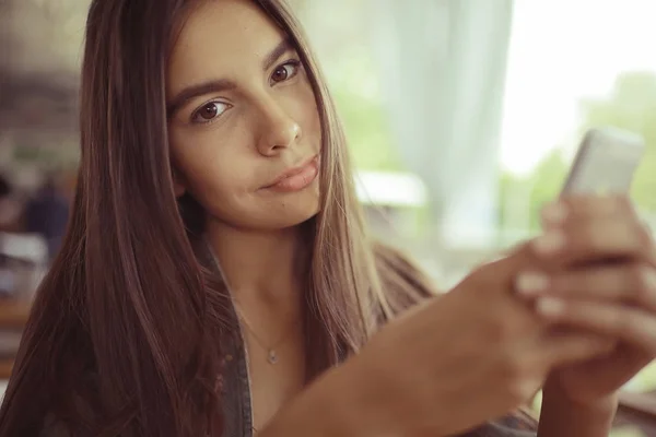 Giovane donna utilizzando smartphone — Foto Stock