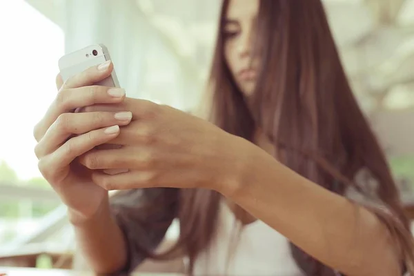 Jeune femme utilisant un smartphone — Photo