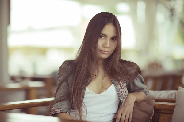 Mujer joven con el pelo largo — Foto de Stock