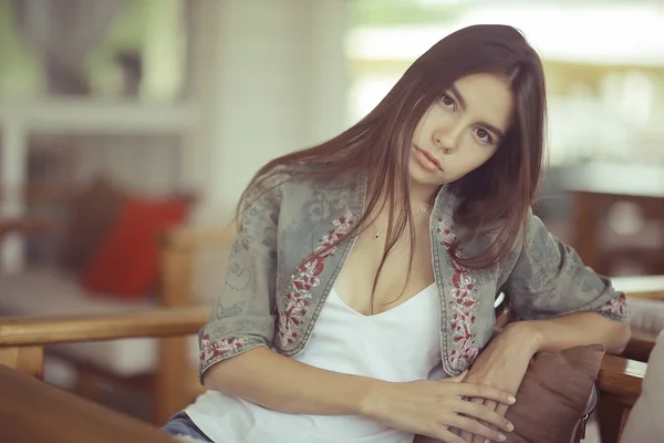 Jonge vrouw met lang haar — Stockfoto