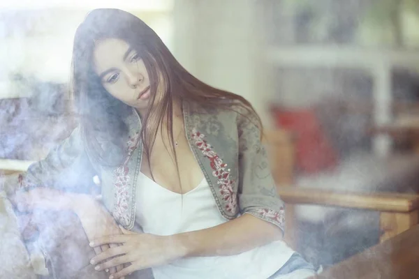 Mujer joven con el pelo largo — Foto de Stock