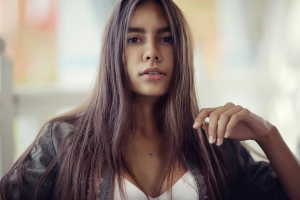Ung kvinna med långt hår — Stockfoto