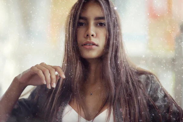 Mujer joven con el pelo largo — Foto de Stock