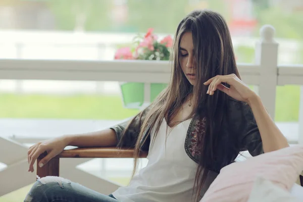 Young woman talking over mobile phone — Stock Photo, Image