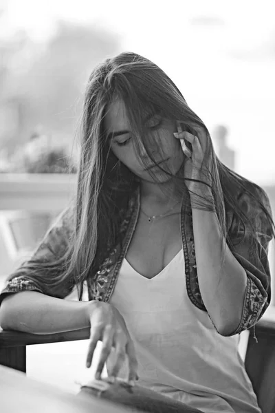 Young woman talking over mobile phone — Stock Photo, Image