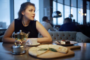 Kafedeki genç kadın. 