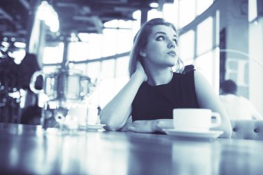 Kafedeki genç kadın. 