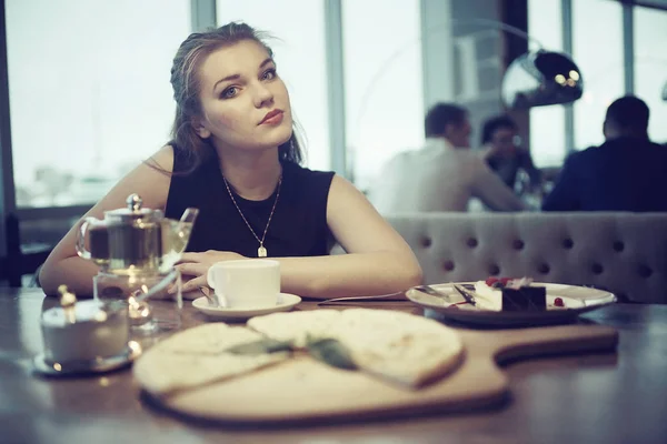 Ung kvinna på kafé — Stockfoto