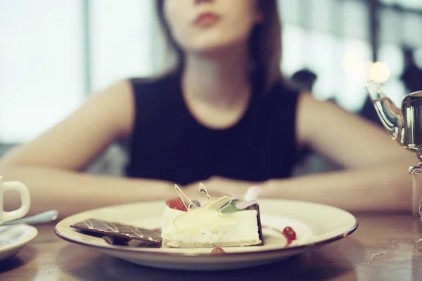 Kobieta jedzenie deser — Zdjęcie stockowe