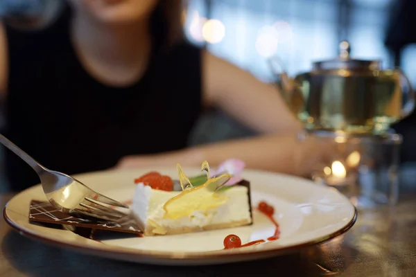 Mujer comiendo postre — Foto de Stock