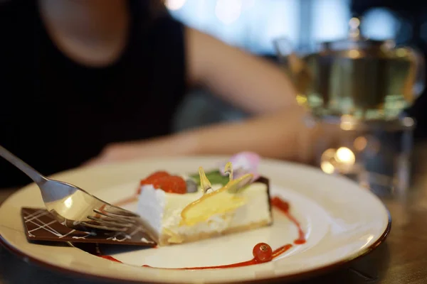 Vrouw eten dessert — Stockfoto