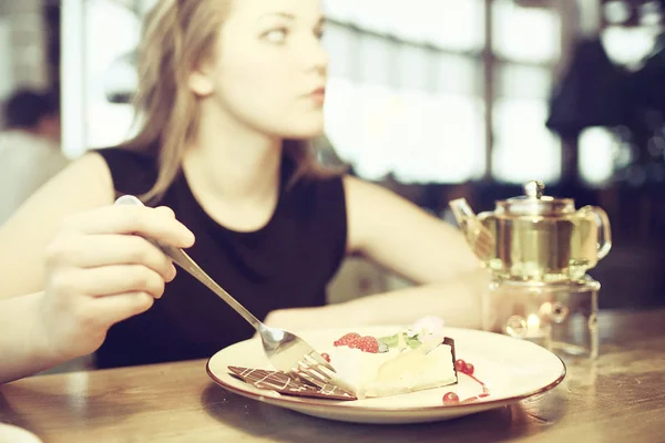 Женщина ест десерт — стоковое фото