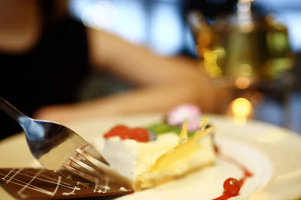 Vrouw eten dessert — Stockfoto