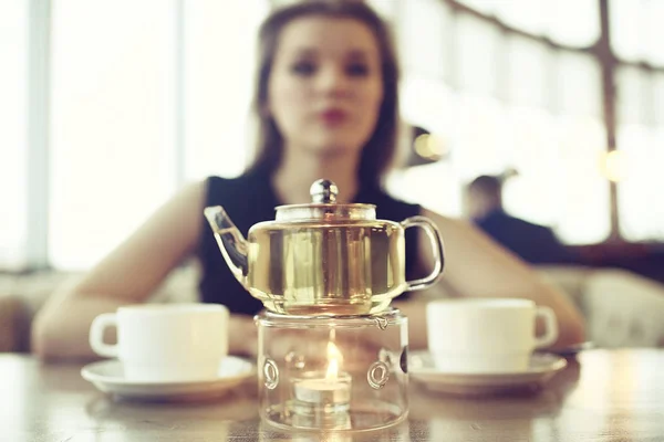 Jonge vrouw in café — Stockfoto