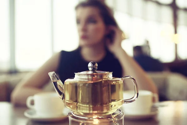 Jeune femme au café — Photo