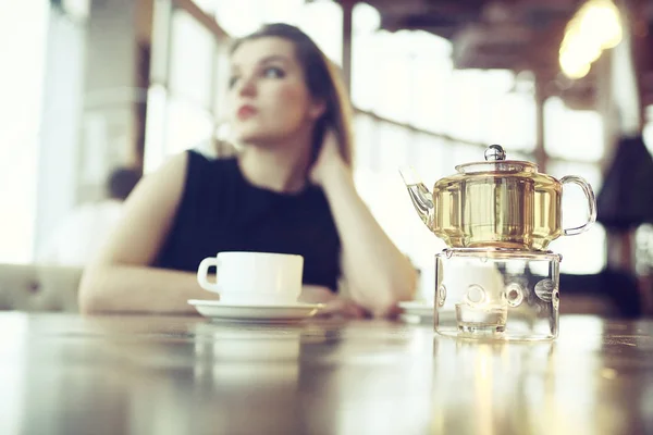 Młoda kobieta w kawiarni — Zdjęcie stockowe