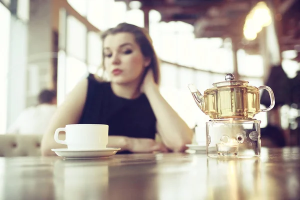 Jonge vrouw in café — Stockfoto