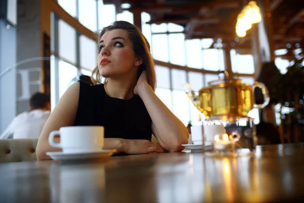 Jonge vrouw in café — Stockfoto