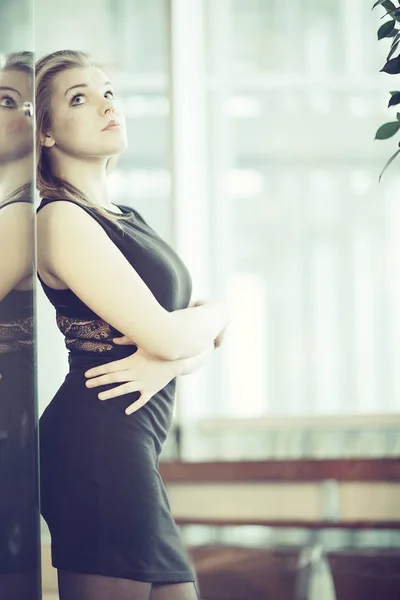 Hermosa mujer en vestido negro — Foto de Stock