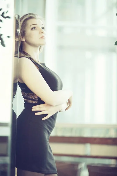 검은 옷을 입은 아름다운 여인 — 스톡 사진