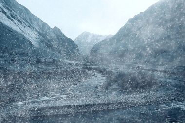 karlı kış dağlar, pitoresk Alp manzara şehrinde hava durumu 