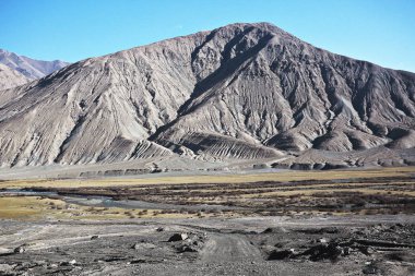 Tibet platosu Dağları ile güzel manzara. Wilderness şaşırtıcı panorama  