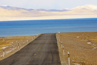 Tibet platosu dağlar ve Mavi Göl, pitoresk yatay yol