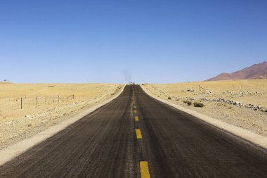 asfalt yol ve uzak dağlar 