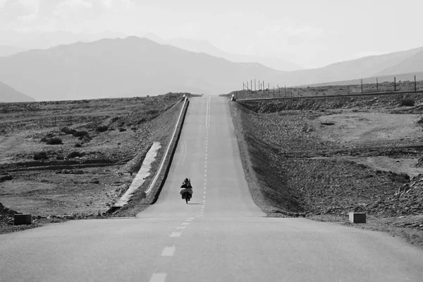 Kole Cestovatel Silnici Tibetské Náhorní Plošině Hory — Stock fotografie