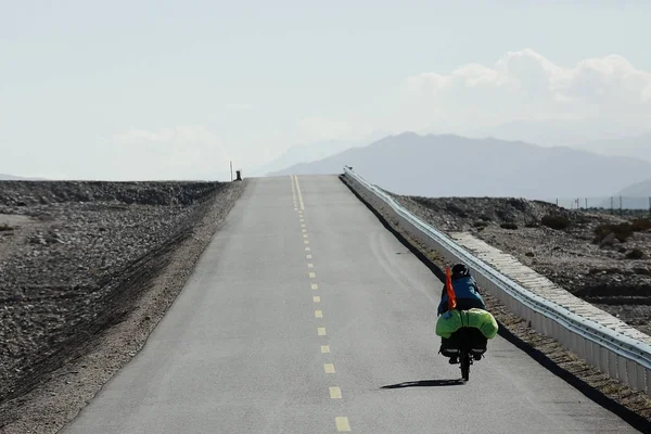 Viajante Bicicleta Movendo Estrada Nas Montanhas Planalto Tibetano — Fotografia de Stock