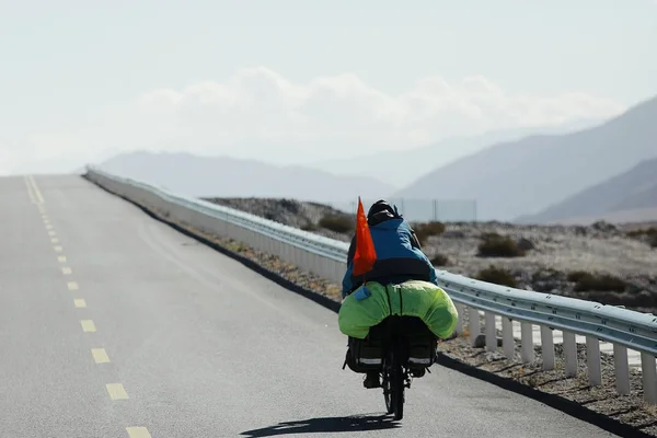 Viajero Bicicletas Que Mueve Por Carretera Las Montañas Meseta Tibetana — Foto de Stock