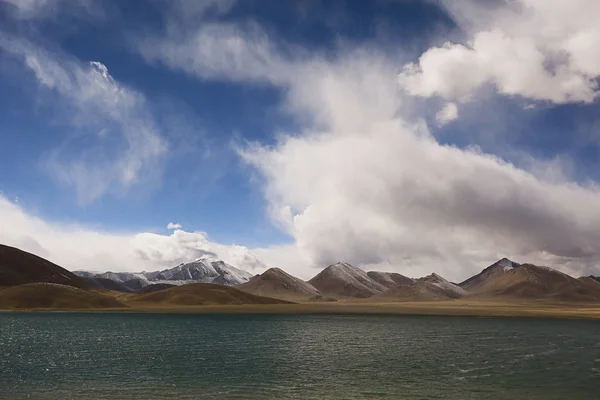 Paisagem Pitoresca Com Montanhas Planalto Tibetano Panorama Incrível Natureza Selvagem — Fotografia de Stock