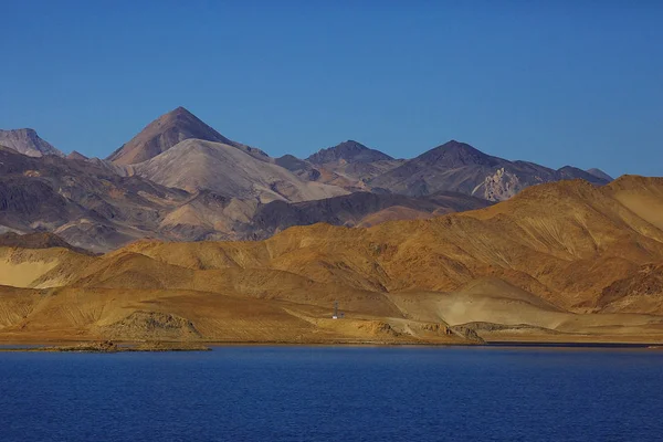 Lago sagrado nas montanhas do Himalaia — Fotografia de Stock