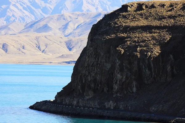 Heilig meer in bergen van de Himalaya — Stockfoto