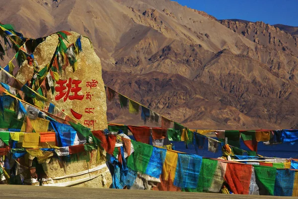 Bandeiras budistas e lago sagrado no Himalaia — Fotografia de Stock