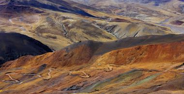 Tibet platosu Dağları ile güzel manzara. Wilderness şaşırtıcı panorama  